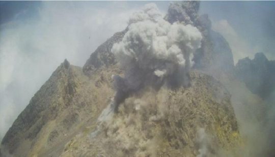 Gunung Merapi Letuskan Awan Panas Membentuk Kolom 800 Meter