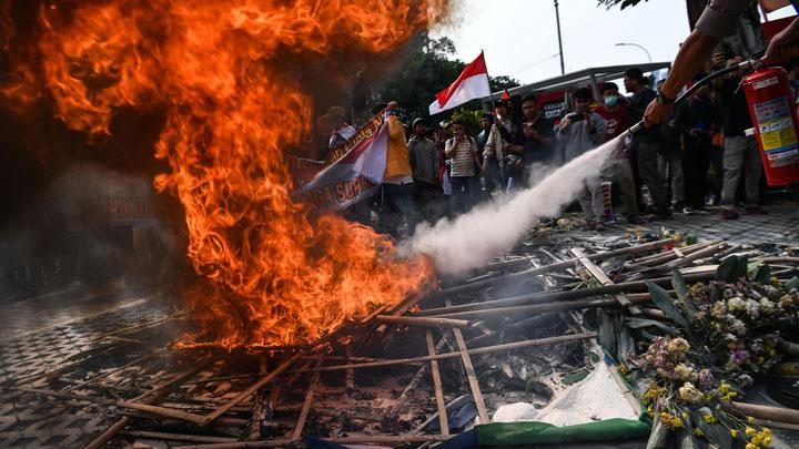 Massa Pro-Revisi UU KPK Bakar Karangan Bunga di Depan Kantor KPK