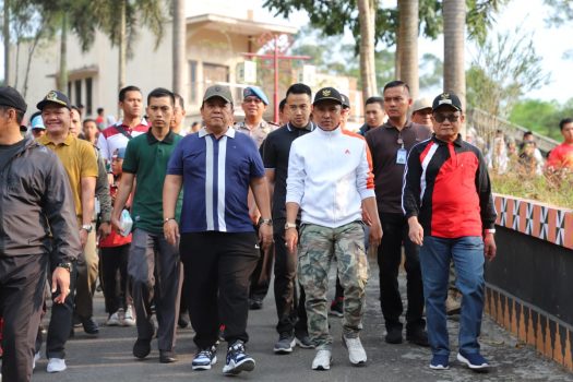 Kampanye Tumbler, Bupati Parosil Jalan Sehat Bersama Gubernur Lampung