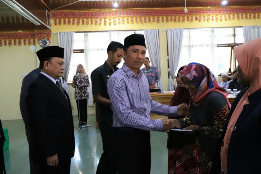 Bupati Parosil Serahkan Penghargaan untuk Pelajar Lambar Berprestasi