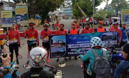 HUT ke-74, PT KAI Tanjungkarang Sosialisasi Keselamatan kepada Para Pengendara