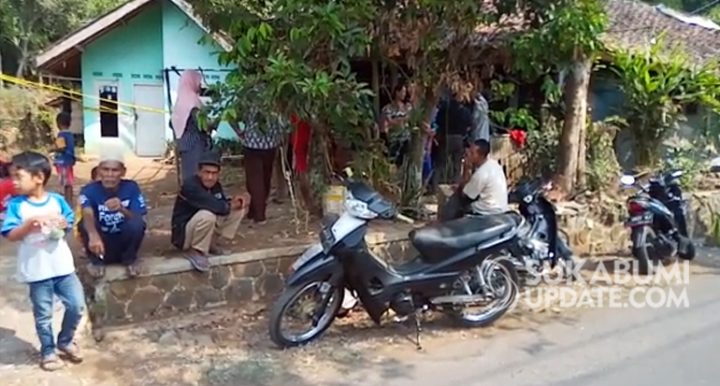 Warga berkumpul di depan rumah TKP pembunuhan Nadia di Kampung Bojongloawetan RT 004/008, Kelurahan Situmekar, Kecamatan Lembursitu, Kota Sukabumi. | Sumber Foto:Budiono via sukabumiupdate.com