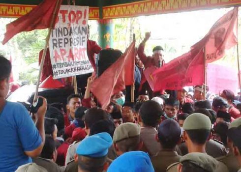 Ratusan Kader IMM Demontsrasi di DPRD Lampung Utara
