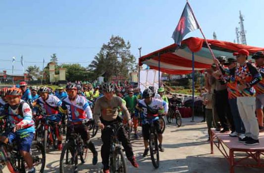 Bupati Parosil Mabsus Lepas Peserta Gowes Bareng Goweser Lampung