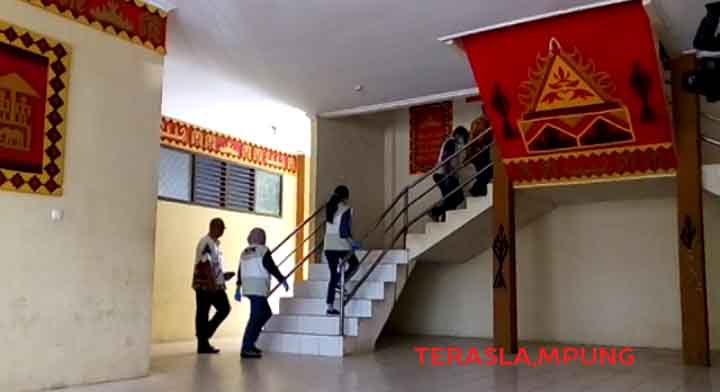Tim KPK Geledah Kantor Dinas PUPR Lampung Utara