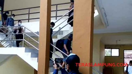 KPK Bawa Sejumlah Dokumen dari Kantor Dinas PUPR dan Dinas Perdagangan Lampung Utara