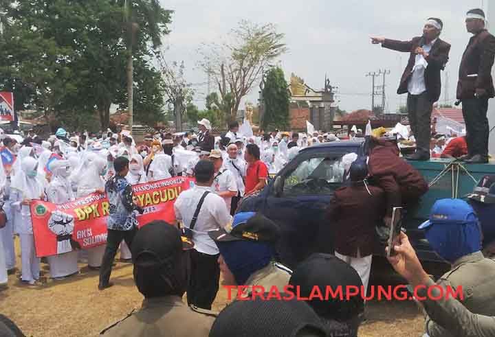 Rekannya Ditahan karena Tuduhan Malapraktik, Ribuan Perawat Demo di Kantor PN Kotabumi