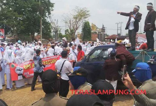 Rekannya Ditahan karena Tuduhan Malapraktik, Ribuan Perawat Demo di Kantor PN Kotabumi
