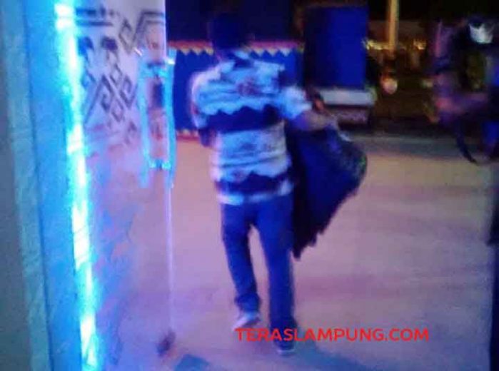 KPK Sita 1 Kopor dan 1 Tas Dokumen dari Kantor Bupati Lampung Utara