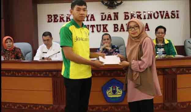 Unila Serahkan Penghargaan kepada Atlet Berprestasi di POMNas 2019