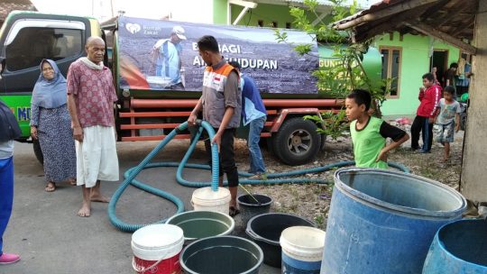 Rumah Zakat Salurkan 8.000 Liter Air Bersih untuk Warga Kedaton