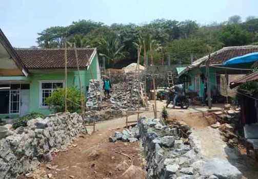 Pembangunan Jalan Pintas di Jl Khairil Anwar Gang Bukit Indah 1 Bandarlampung Dihentikan