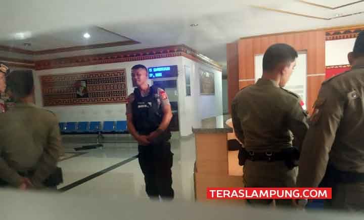 KPK Juga Geledah Ruang Kantor Bupati Lampung Utara