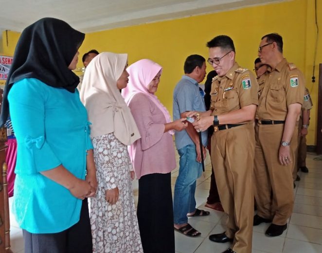 Bupati Zaiful Bokhari Bagikan Ribuan KIS untuk Warga Dua Kecamatan