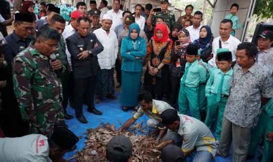 Nanang Ermanto Apresiasi Inovasi Pembuatan Pakan Ternak dari Sampah di Sidomulyo