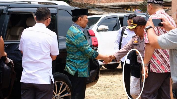 Pelaku penyerangan (dilingkari putih) berada dibelakang polisi saat bersiap melakukan penyerangan terhadap Menteri Koordinator Bidang Politik, Hukum, dan Keamanan, Wiranto, di Pondok Pesantren Mathla'ul Anwar, Pandeglang, 10 Oktober 2019. Istimewa