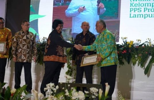 Mantan Kadis Kehutanan Lampung Raih Anugerah Tokoh Perhutanan Sosial dari Kementerian LHK