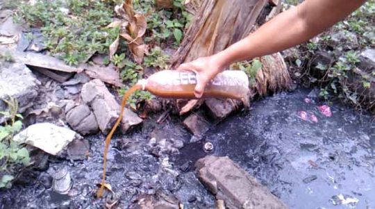 Saluran limbah tempe diberi cairan fermentasi penghilang bau limbah (b)
