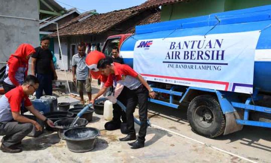 JNE Salurkan 40 ribu Liter Air Bersih untuk Warga Lampung