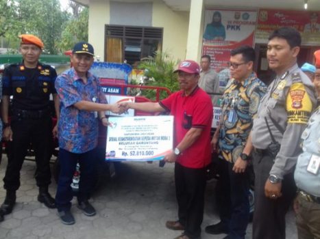 PT KAI Bantu Dua Sepeda Motor Pengangkut Sampah untuk Warga Garuntang