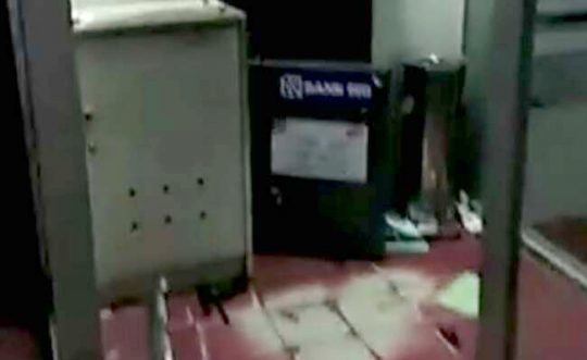 Brankas ATM BRI Unit Kalianda di Jalan Radin Intan, Kelurahan Way Urang, Kalianda, Lampung Selatan yang dirusak kawanan perampok bersenpi (foto Ist)