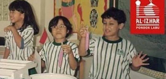 Nadiem Makarim (kanan) sedang makan es di SD Al Izhar Pondok Labu, Jakarta Selatan (1993). Foto: dok Yusup Oeblet