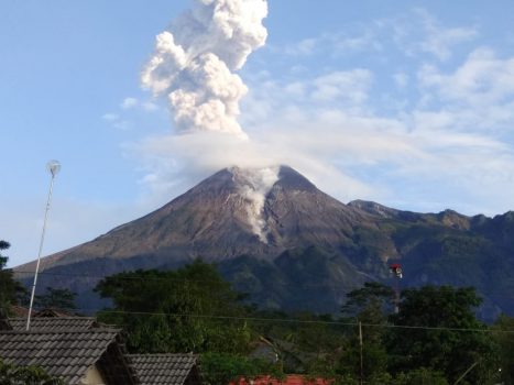Gunung Merapi Meletus, Hujan Abu Landa Magelang