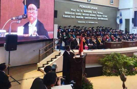 Ketua Kamar Tata Dikukuhkan Sebagai Guru Besar Undip
