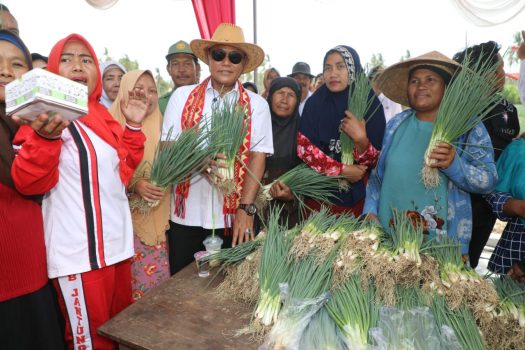 Panen Raya Daun Bawang, Nanang Ermanto Serahkan Bantuan Alsintan