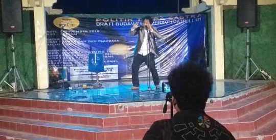 Parade Baca Puisi Politik Tanpa Sastra di Teater Terbuka PKOR Wayhalim