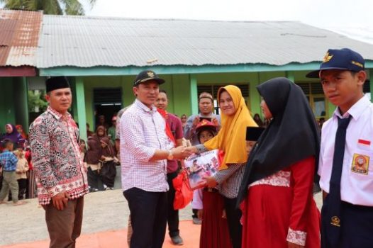Bupati Parosil Serahkan Seragam Gratis untuk Siswa-Siswi di Dua Kecamatan