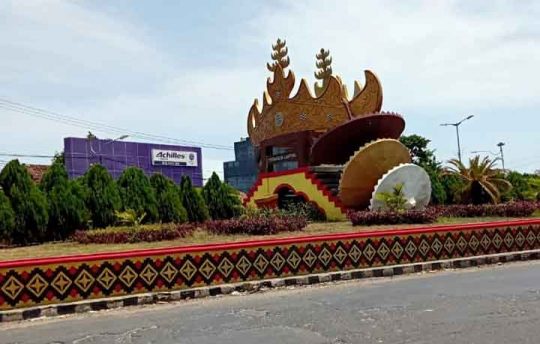 Angin Kencang, Payung Tugu Pengantin di Bandarlampung Roboh