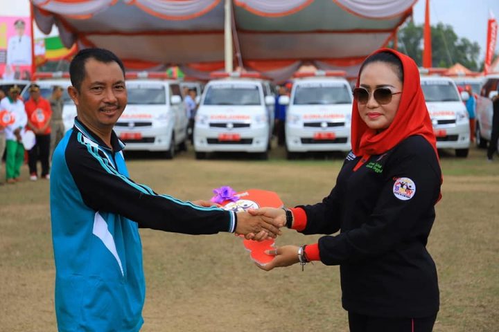 Masuk Rekor MURI, Bupati Winarti Serahkan 50 Ambulans untuk 48 Kampung dan Rumah Sakit