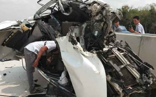Tabrak Fuso di Jalan Tol Sumatera, Mobil Jaksa Kejari Lampung Tengah Ringsek