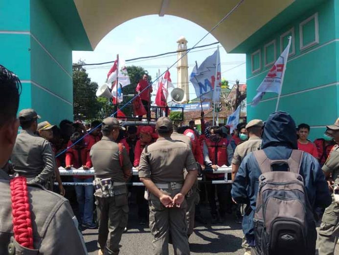 Unjuk Rasa di depan Kantor Gubernur, Buruh Lampung Totak UMP