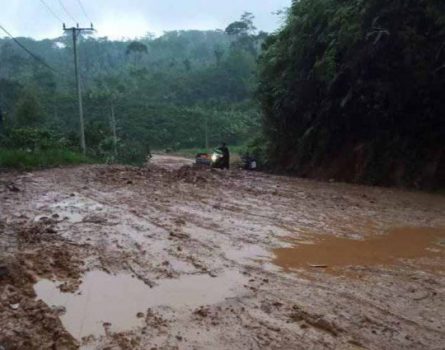 Jalan Ulubelu Tanggamus Kembali Rusak Parah