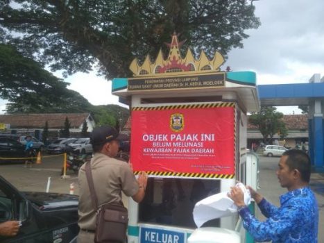 Menunggak Pajak Parkir, BPPRD Bandarlampung Segel Kotak Parkir RSU Abdoel Moeloek
