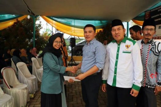 Bupati Lampung Barat Serahkan Beasiswa