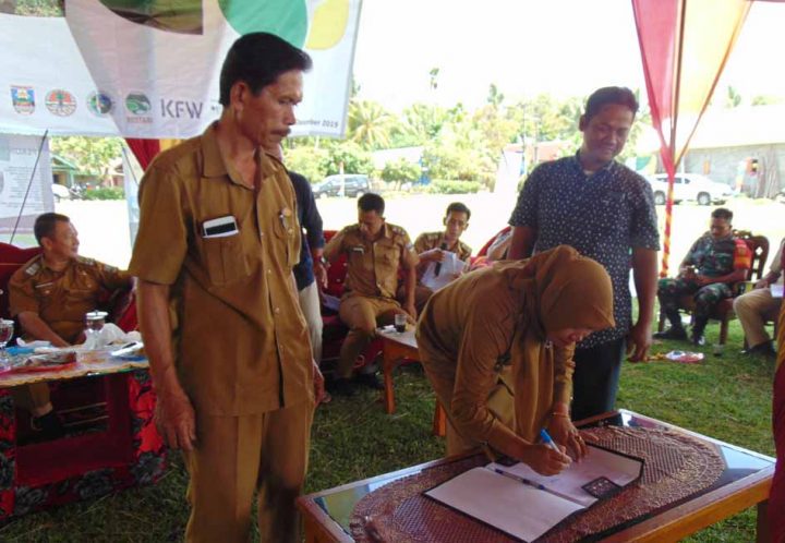 Peratin Pakunegara menandatangani Rancangan Kesepakatan Konservasi Daerah