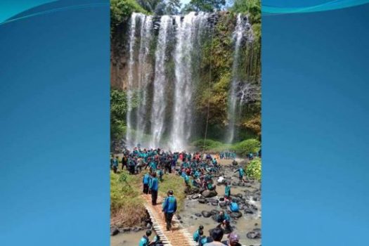 Para Santri Ponpes Al Muhsin Metro Tadabur di Air Terjun Tirai