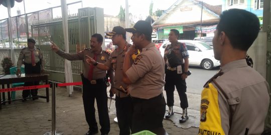 Anggota Koramil Tanjungkarang Pusat Amankan Natal-Tahun Baru