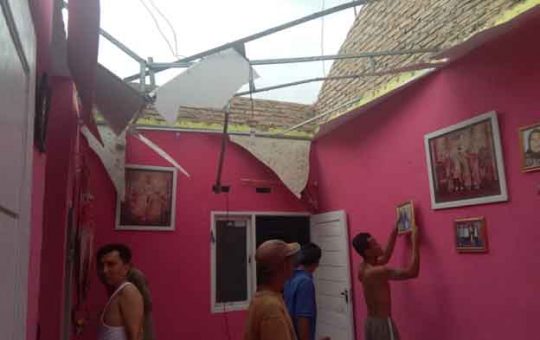 Hujan Deras – Angin Kencang, Atap Rumah Warga Perum Kalianda Residence Terbang