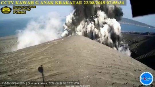 Gunung Anak Krakatau Erupsi, Wisatawan Diimbau Tidak Lewati Jarak Aman 2 Km