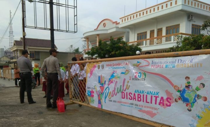 Hari Disabilitas Internasional, Para Siswa SLB Baradatu Waykanan Bagikan Bunga di Jalinsum