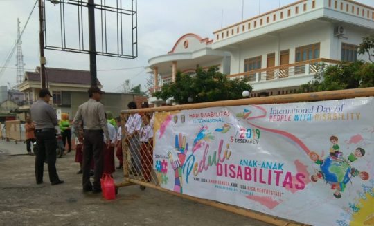 Hari Disabilitas Internasional, Para Siswa SLB Baradatu Waykanan Bagikan Bunga di Jalinsum 