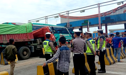 Diduga Rem Blong, Trailer Hantam Bus Handoyo di Tollgate Pelabuhan Bakauheni