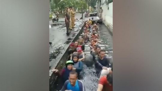 Pegawai Honorer Dites di Got, Lurah Jelambar Terancam Sanksi