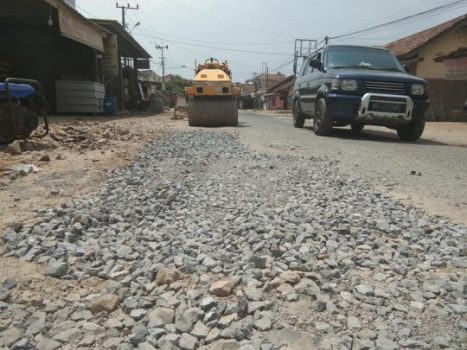 Pembangunan Jalan Hotmix Tanpa Papan Nama Proyek di Lamteng