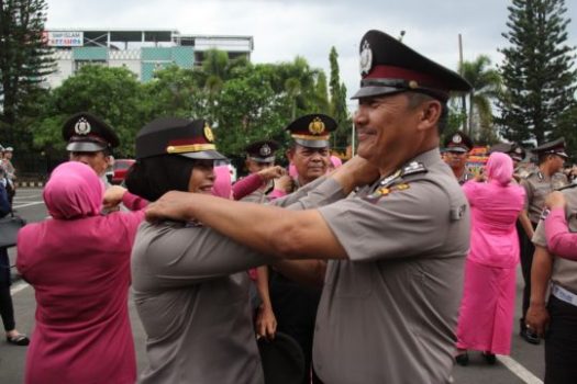 Upacara Korps Rapor Polresta Bandarlampung, Istri Pasangkan Tanda Pangkat Suami