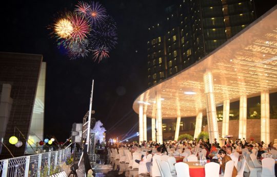 Usung Tema Paradise Beach Night, Tahun Baru 2020 Hotel Novotel Hadirkan Andmesh Kamaleng